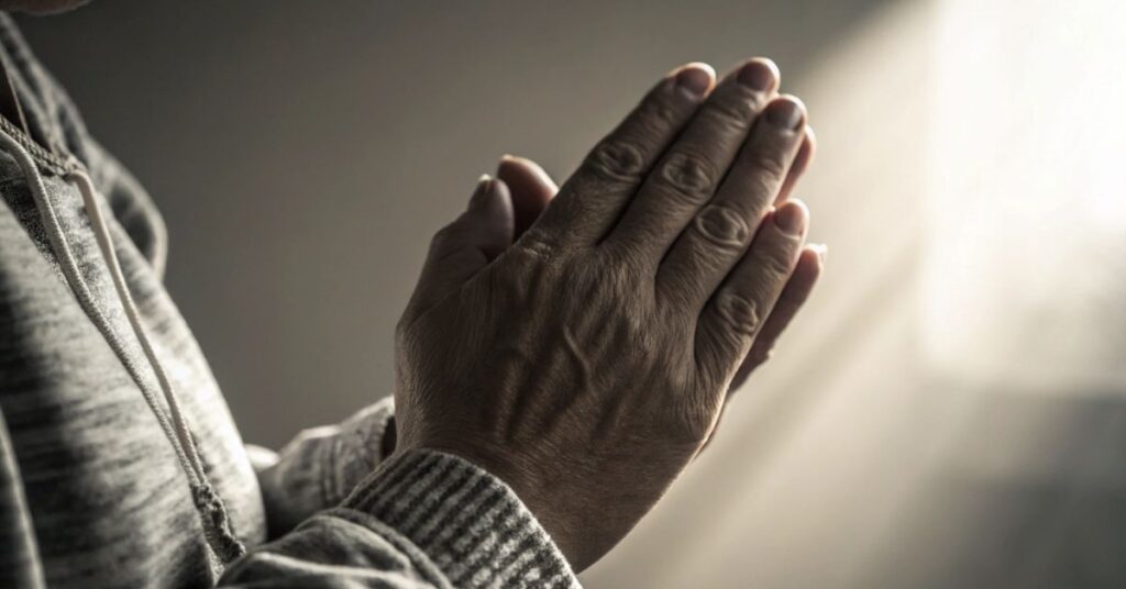 A intensidade da oração da manhã em um close-up realista de mãos unidas. Sinta a fé e a devoção neste gesto poderoso. Inspire sua conexão.